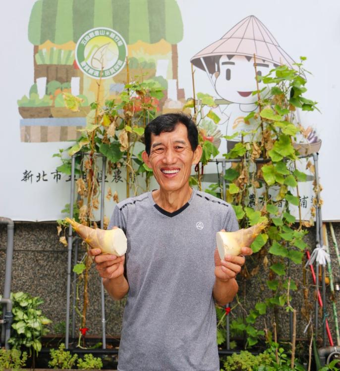 說起「五股綠竹筍」，農民陳錦洲的神情滿是驕傲。
