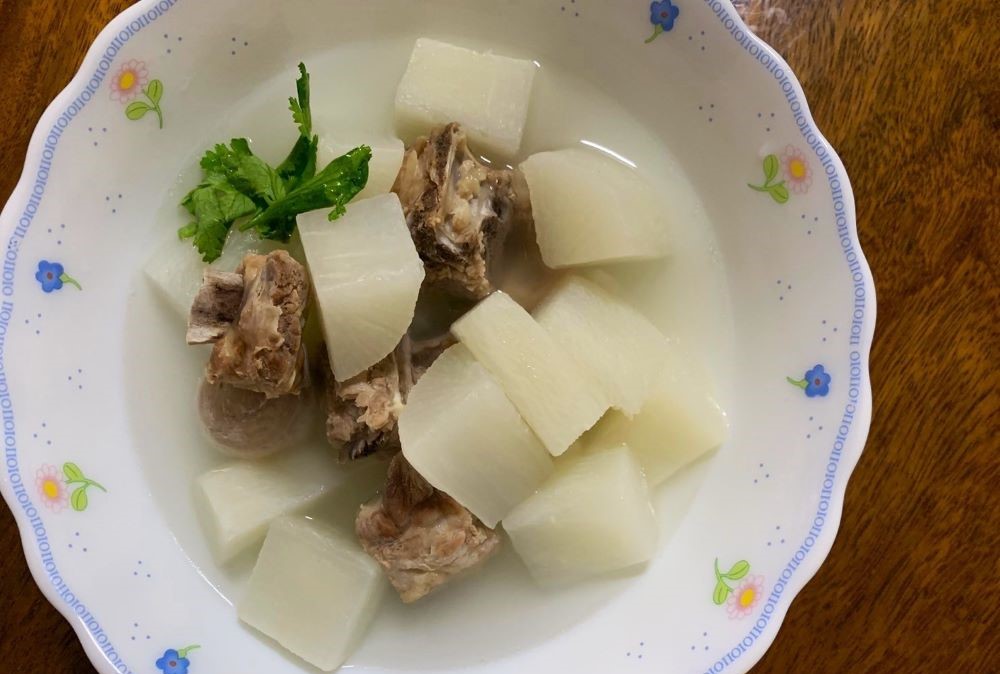 家政班媽媽們教做白蘿蔔料理，推廣季節食材。(二林農會提供)