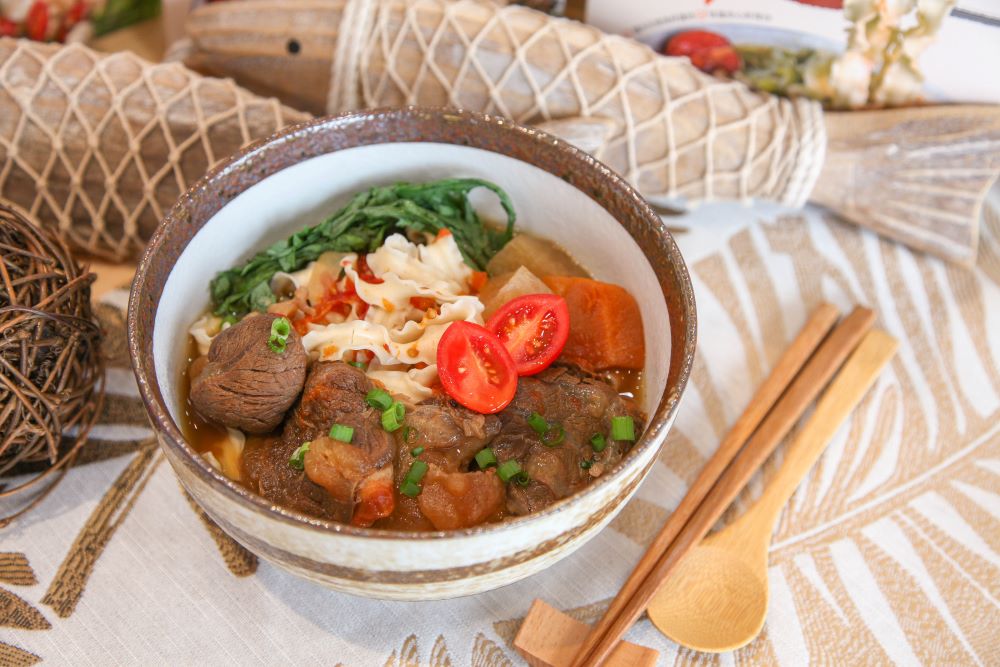 臺南鹽水鹽地小番茄為湯底，番茄牛肉麵在家也能享受。