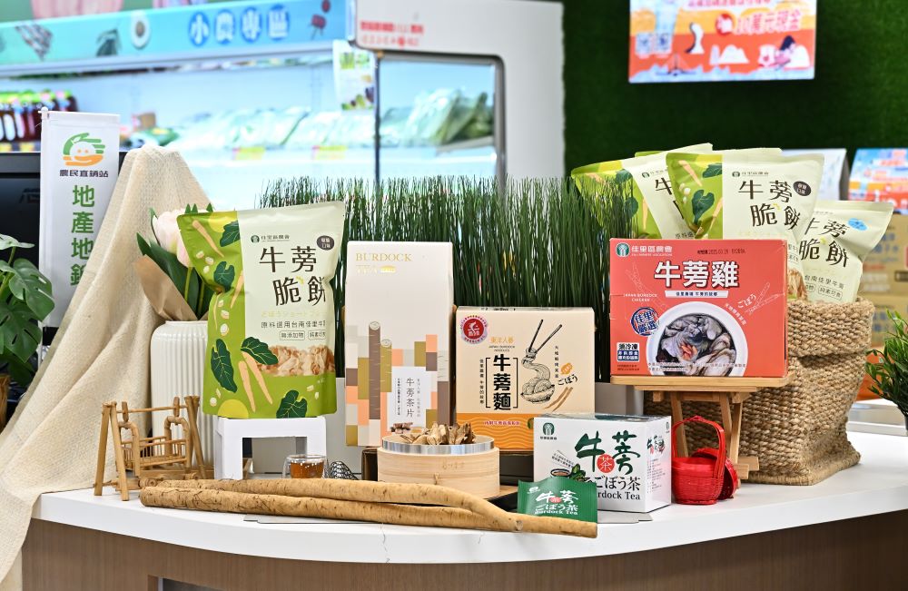 各式牛蒡產品是農民直銷站熱銷商品。