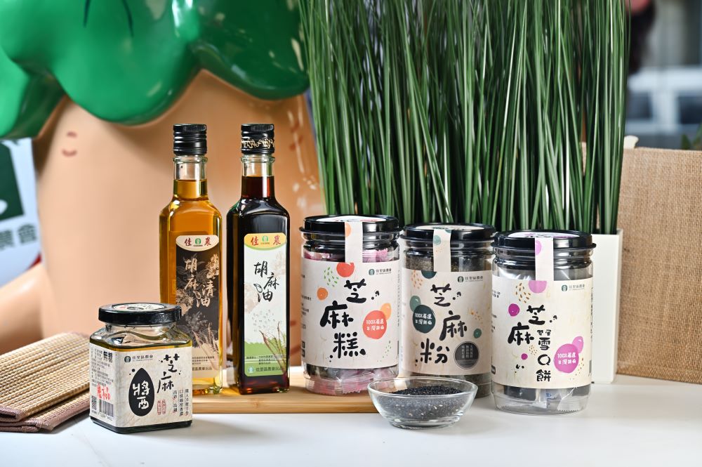 芝麻粉、芝麻醬、胡麻油等胡麻製品，也是農民直銷站高人氣產品。