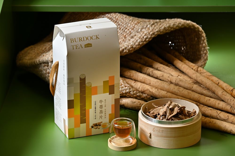 牛蒡茶片加水熬煮，天然無添加，卻香氣撲鼻。