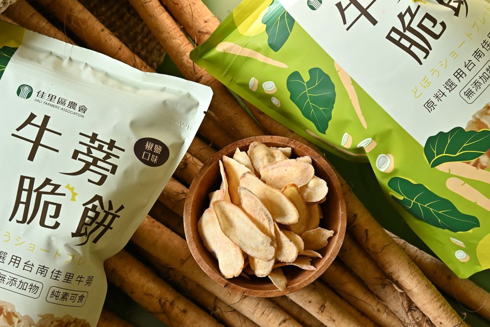 佳里農會研發各種口味的牛蒡脆餅。