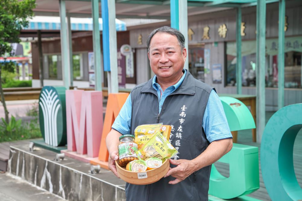 左鎮區農會總幹事張益瑞大力推薦破布子、芒果製品等在地好物。
