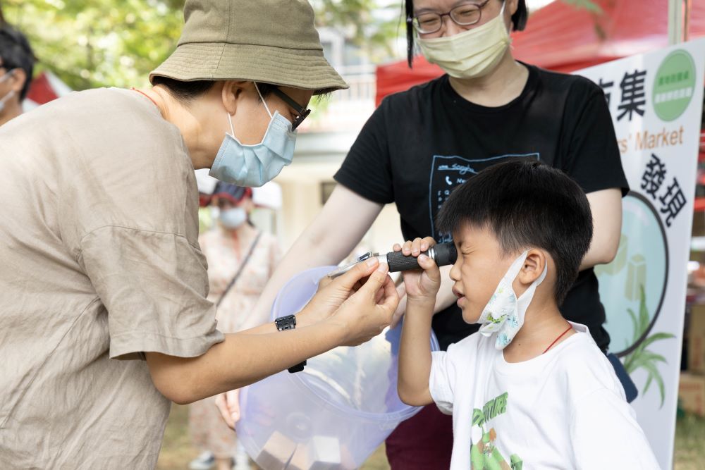 參加的大小朋友們都非常認真地觀察著糖度計