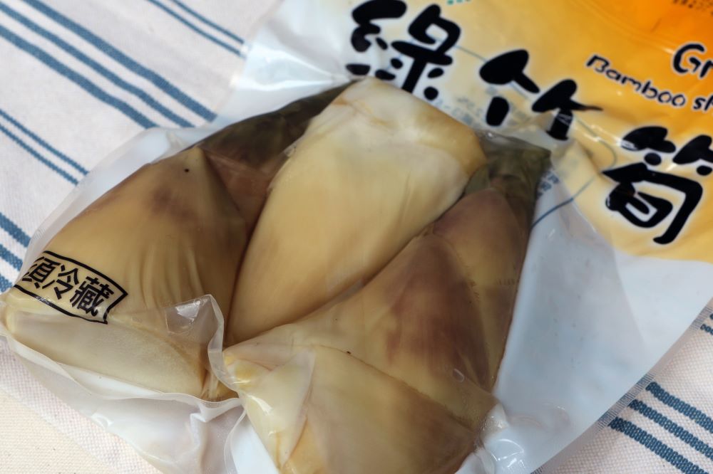 農會、產銷班等所推出真空包裝的「熟冷筍」，拆開就能食用，十分方便。