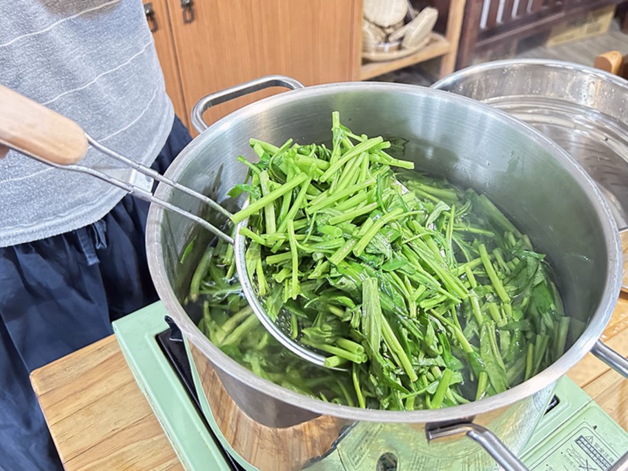 加熱時間避免過長，青菜才能又綠又脆。