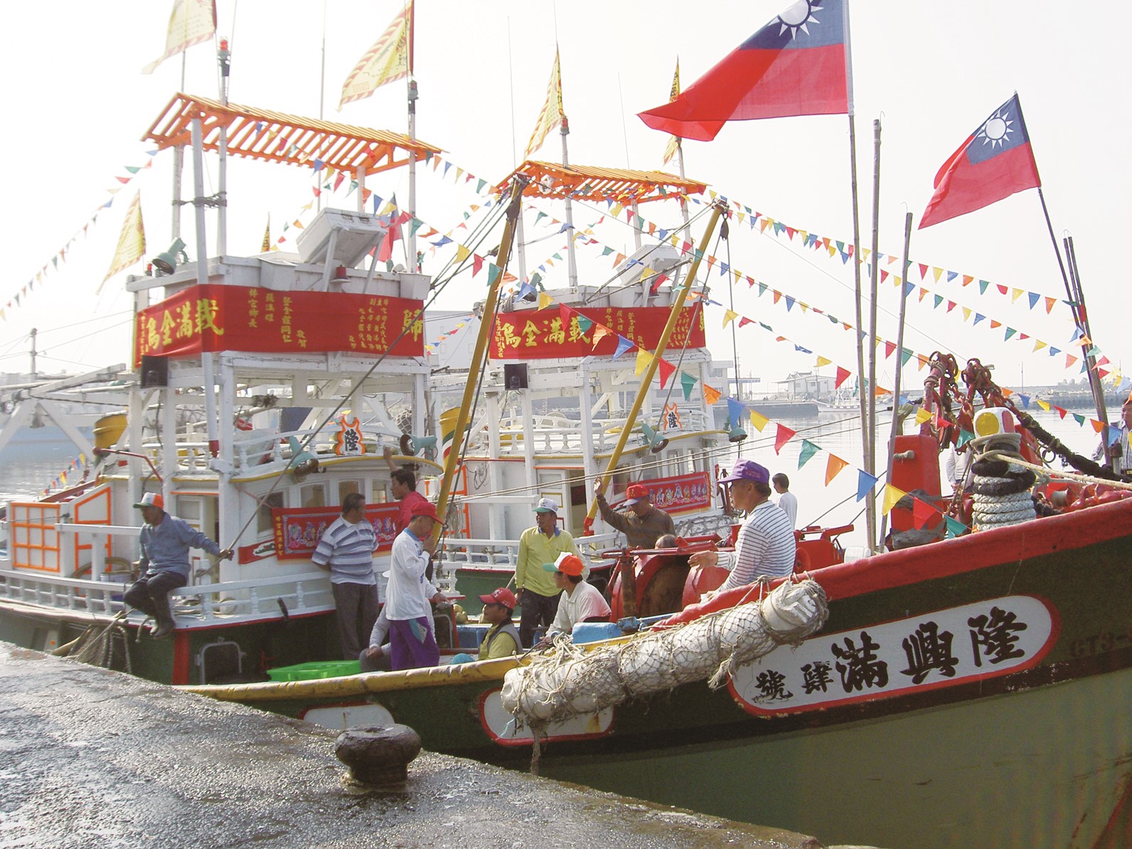 傳統捕烏魚插一支國旗代表滿載烏魚_照片來源：行政院農委會漁業署《漁業推廣月刊》