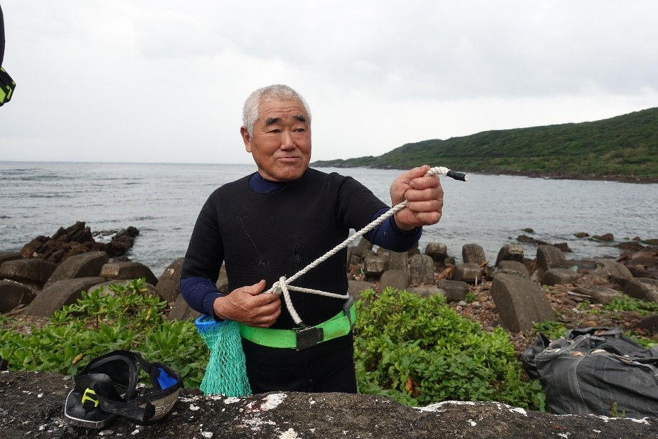 海男在腰際上綁著採集網袋（照片來源：蕭堯仁）