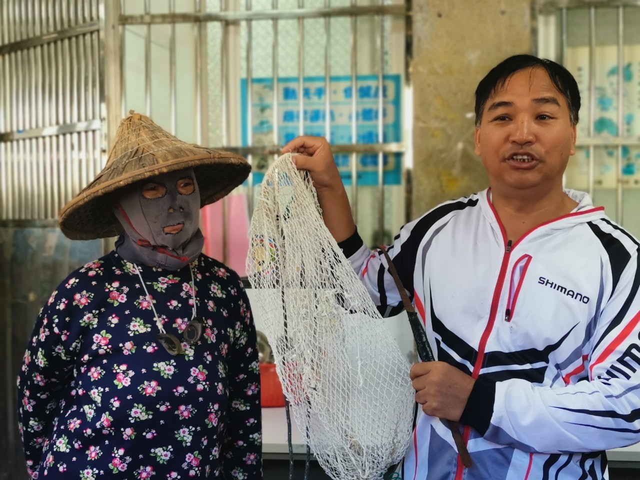 海女（左）戴上防曬頭套及蛙鏡（照片來源：蕭堯仁）