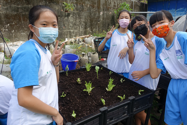 新北市福營國中校園農場運用智慧植栽照護管理系統