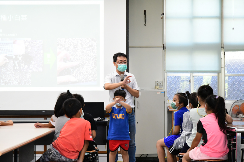 薛銘童副研究員介紹「認識蔬菜與小白菜栽培體驗」