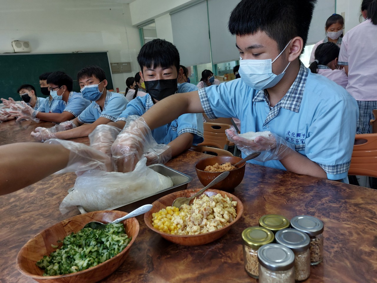 學生親手製作有機米飯糰。